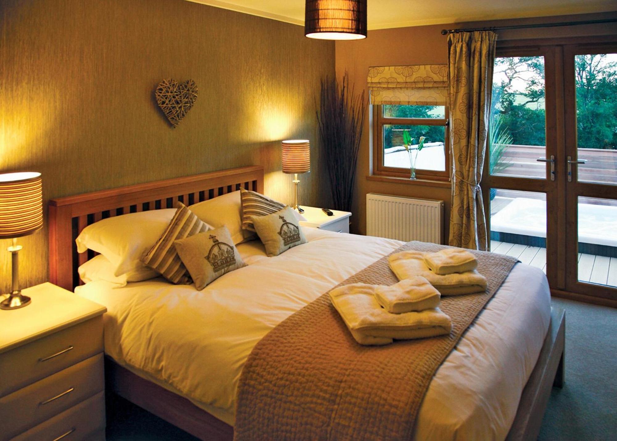 Upton Lakes Lodges Cullompton Room photo